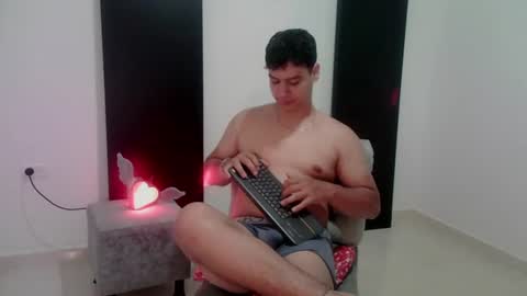 Snapshot of zeus_183 chatting on August 2, 10:35 am zeus_183 online show from August 2, 10:35 am