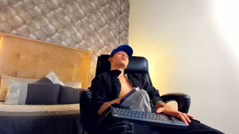 zeus online show from December 7, 9:11 pm