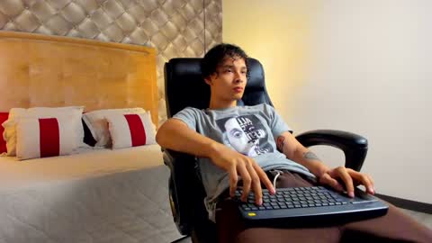 zeus online show from January 7, 7:06 pm