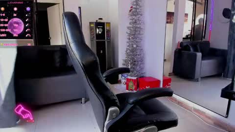 Snapshot of zhoestrong chatting on December 12, 9:37 pm zhoestrong online show from December 12, 9:37 pm