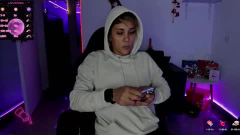 Snapshot of zhoestrong chatting on December 16, 12:59 am zhoestrong online show from December 16, 12:59 am