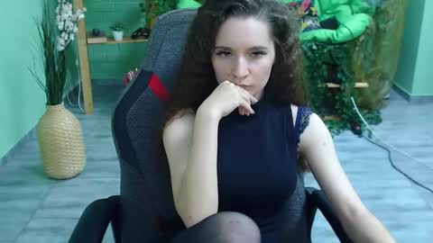 zianichols online show from February 10, 9:25 pm