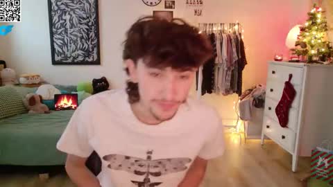 Snapshot of zipdown_ chatting on December 13, 8:36 pm zipdown online show from December 13, 8:36 pm