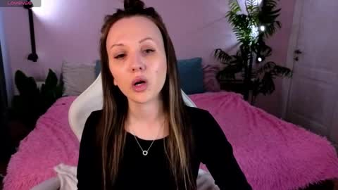 Zlata  Mon Tue Thu Fri Sun Sa GMT 3 0000pm - 0600pm  online show from April 25, 9:01 am