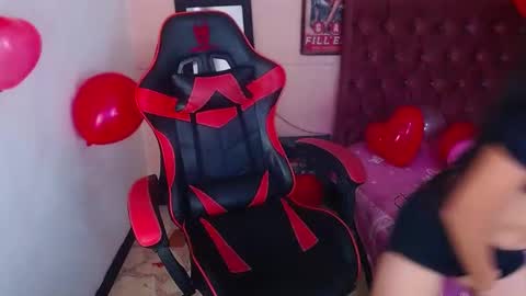 Snapshot of zoe_connor19 chatting on February 15, 1:42 am Z O E online show from February 15, 1:42 am