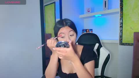 Snapshot of zoe_connor19 chatting on November 18, 7:29 pm Z O E online show from November 18, 7:29 pm