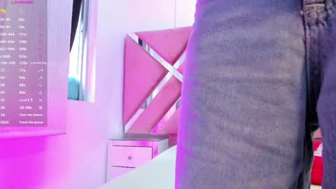 zoe_evaanss_ online show from June 1, 7:37 pm