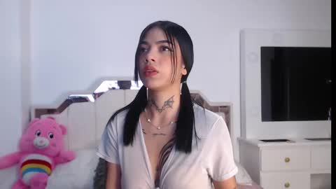 zoe_kravitx_ online show from October 22, 5:08 am