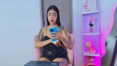 zoe_kravitx_ online show from February 19, 3:02 am