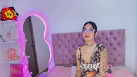 zoe_kravitx_ online show from March 28, 3:50 am