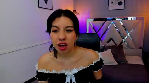zoe_moreau online show from April 10, 8:35 pm