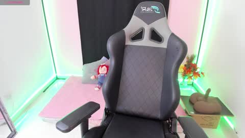 zoe_sullivan_ online show from December 27, 9:28 am