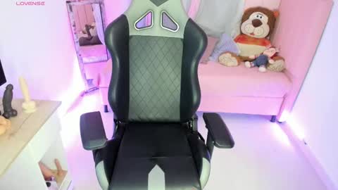 zoe_sullivan_ online show from February 21, 9:34 am