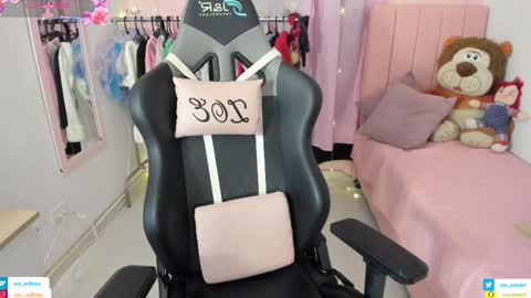 zoe_sullivan_ online show from January 19, 9:35 am