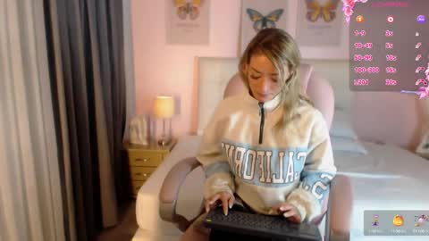 Snapshot of zoee_joness chatting on February 18, 9:32 am zoe online show from February 18, 9:32 am