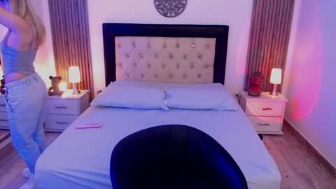 Snapshot of zoee_joness chatting on October 15, 3:50 am zoe online show from October 15, 3:50 am