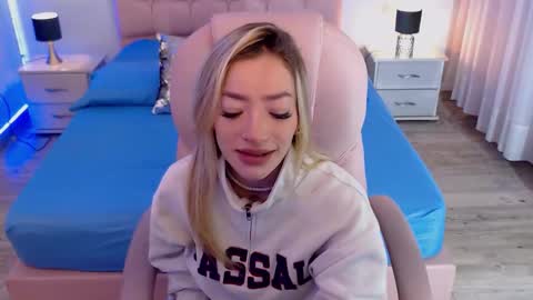 Snapshot of zoee_joness chatting on November 15, 4:21 am zoe online show from November 15, 4:21 am