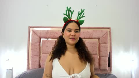 Snapshot of zoee_lov chatting on December 28, 2:43 am zoee online show from December 28, 2:43 am