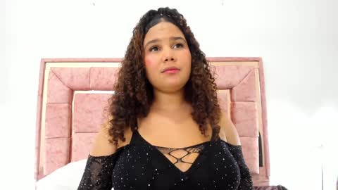 Snapshot of zoee_lov chatting on February 5, 6:24 am zoee online show from February 5, 6:24 am