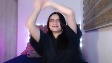 Snapshot of zoee_t chatting on February 5, 3:00 am Zoee online show from February 5, 3:00 am