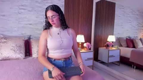 Snapshot of zoehiltonx chatting on July 18, 1:37 pm zoehiltonx online show from July 18, 1:37 pm