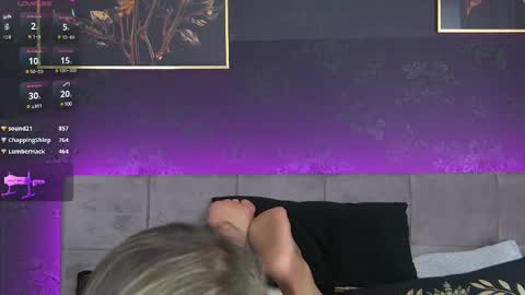 Snapshot of zoemesmerizee chatting on December 17, 3:06 am ZoeMesmerize online show from December 17, 3:06 am