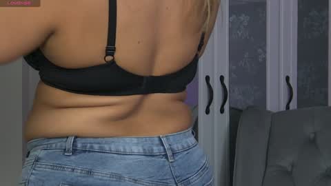 Snapshot of zoemesmerizee chatting on December 28, 5:02 am ZoeMesmerize online show from December 28, 5:02 am
