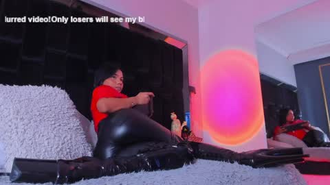 zoevidal_ online show from February 1, 9:08 pm