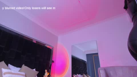 zoevidal_ online show from February 6, 2:58 pm