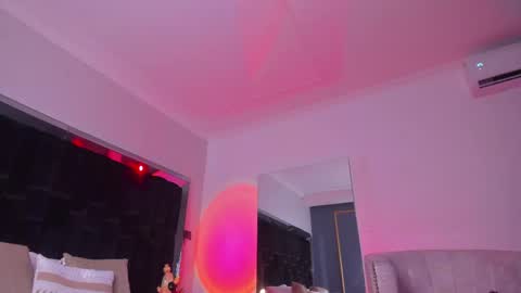 zoevidal_ online show from February 13, 5:54 pm