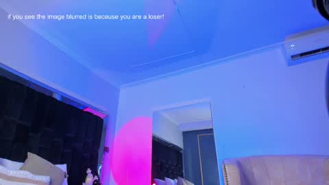 zoevidal_ online show from March 6, 5:54 pm