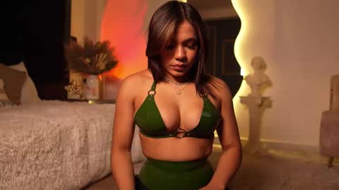 zoevidal_ online show from October 9, 12:25 pm