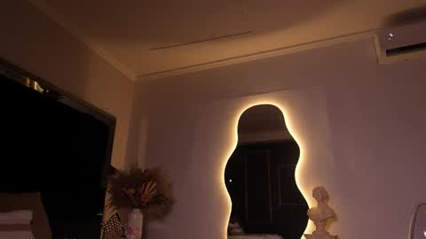 zoevidal_ online show from January 8, 12:07 pm