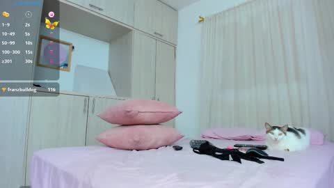 Snapshot of zoey_cooper chatting on October 17, 2:15 am zoey Independent model online show from October 17, 2:15 am