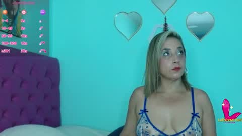 Snapshot of zoeycarter__ chatting on July 7, 7:18 pm Zoey online show from July 7, 7:18 pm