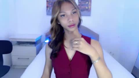 Snapshot of zoeygorgeous19 chatting on October 7, 9:39 am zoey online show from October 7, 9:39 am