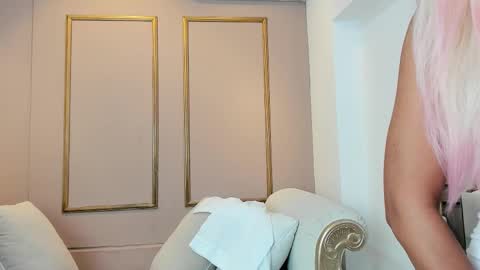 Snapshot of zoeysnow chatting on November 30, 12:42 pm Z O E online show from November 30, 12:42 pm