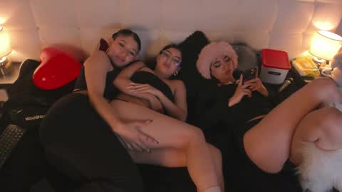 Snapshot of zowi_hottiee chatting on February 15, 5:51 am cintya kors online show from February 15, 5:51 am