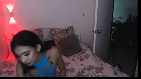 Snapshot of zue_sexy_aasian chatting on December 20, 6:48 pm Zoe online show from December 20, 6:48 pm