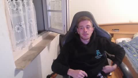 Snapshot of zuzmosfokafasz chatting on November 6, 11:48 pm Zuzmoe online show from November 6, 11:48 pm