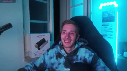 Snapshot of zuzmosfokafasz chatting on December 3, 9:46 pm Zuzmoe online show from December 3, 9:46 pm