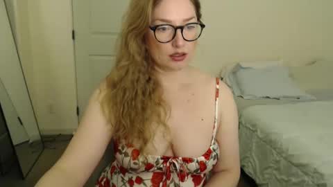 Snapshot of zuzuclaire chatting on June 6, 9:08 pm Carly online show from June 6, 9:08 pm
