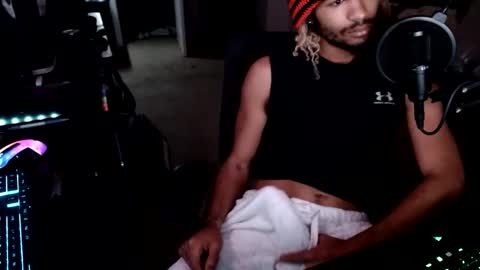 Snapshot of zylr chatting on October 25, 7:05 am mixedtwinklol online show from October 25, 7:05 am