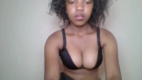 zyraelle_01 online show from May 3, 10:10 am