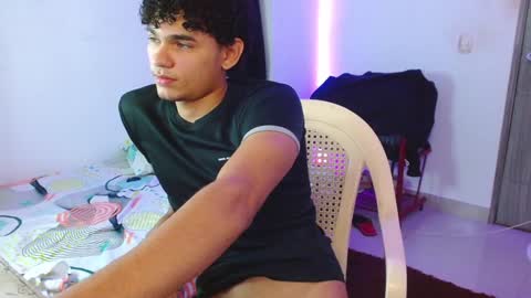 Snapshot of zyrosxk chatting on February 1, 6:43 am antonio felipe online show from February 1, 6:43 am