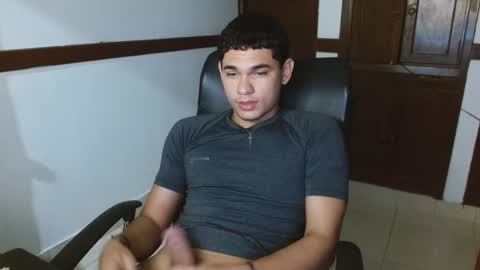 Snapshot of zyrosxk chatting on September 23, 5:32 am antonio felipe online show from September 23, 5:32 am