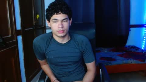 Snapshot of zyrosxk chatting on December 5, 8:01 am antonio felipe online show from December 5, 8:01 am