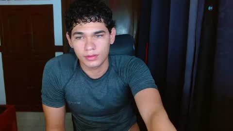 Snapshot of zyrosxk chatting on June 25, 8:52 am antonio felipe online show from June 25, 8:52 am