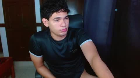 Snapshot of zyrosxk chatting on July 1, 4:25 am antonio felipe online show from July 1, 4:25 am