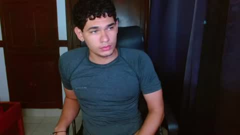 Snapshot of zyrosxk chatting on July 5, 7:26 am antonio felipe online show from July 5, 7:26 am
